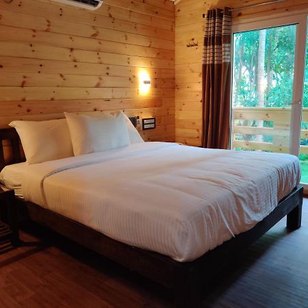 Breezywood Resort Mālvan Extérieur photo